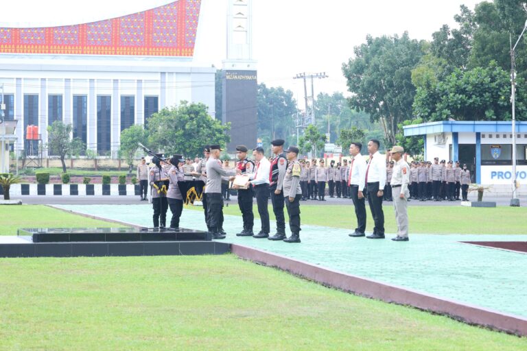 Kapolda Beri Penghargaan Kepada 32 Personel Polda Babel