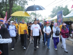 Gubernur Hidayat Arsani Meriahkan Pasir Padi Beach Festival 2025, Jalan Pagi Bersama Masyarakat di Tengah Hujan