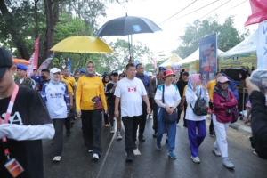 Gubernur Hidayat Arsani Meriahkan Pasir Padi Beach Festival 2025, Jalan Pagi Bersama Masyarakat di Tengah Hujan