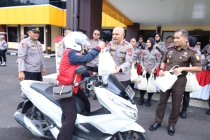 Silaturahmi Sinergitas TNI-Polri-Kejaksaan di Babel, Sambut Hari Bhayangkara Bagikan Tanda Mata Kepada Masyarakat