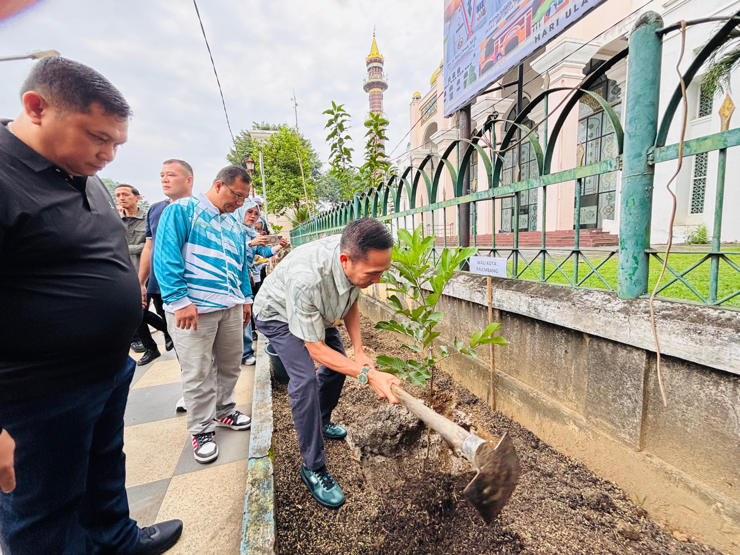 Di Masjid Agung, Ratu Dewa Canangkan Gerakan Palembang Menanam Buah