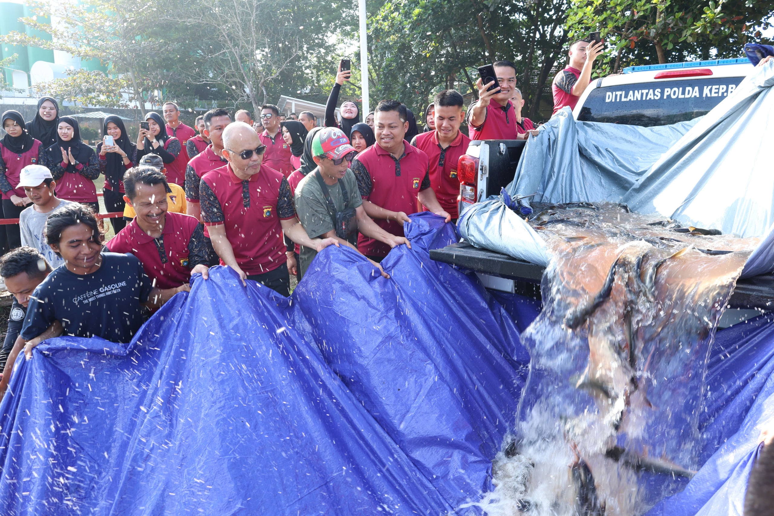 Kapolda Babel Ajak Anggota Lepaskan Ratusan Ikan Dan Burung Di Kawasan Taman Bhaypark