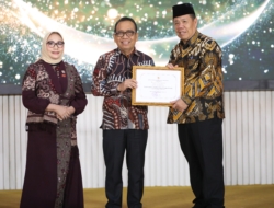 Gubernur Hidayat Terima Penghargaan Provinsi Layak Anak 2025