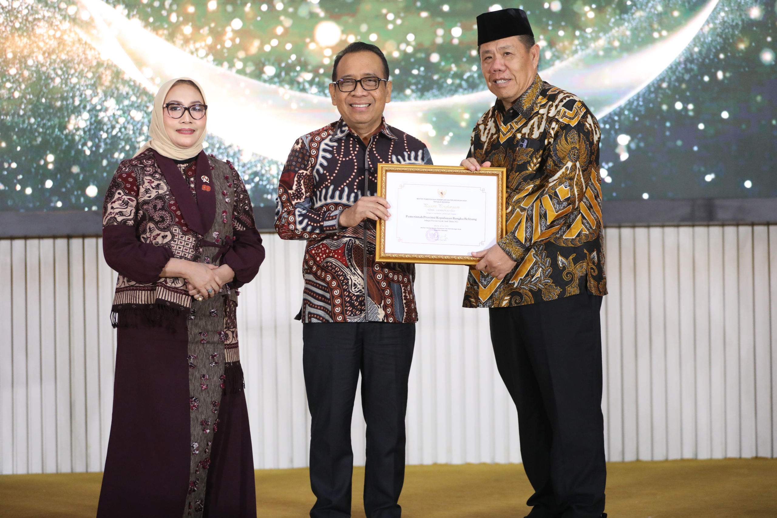 Gubernur Hidayat Terima Penghargaan Provinsi Layak Anak 2025