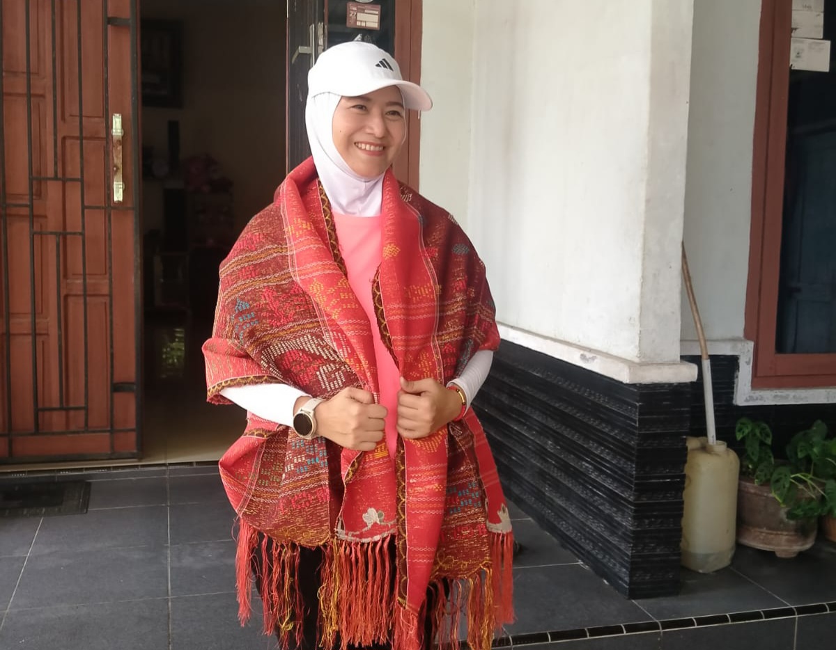 Cece Dessy Sambangi Warga Taman Bunga, Terima Ulos sebagai Simbol Doa dan Dukungan