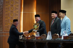 DPRD Sumsel Setujui Tiga Raperda 2025, Herman Deru Harap Jadi Pedoman Pembangunan Demi Terwujudnya Sumsel Maju Terus Untuk Semua
