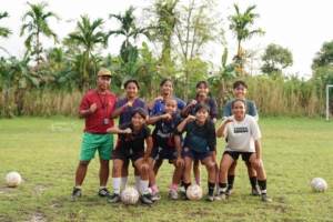 PT Timah Dorong Lahirnya Bibit Unggul Sepak Bola dari Desa Rias, Salurkan Bantuan untuk SSB Tunas Mandiri