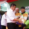 Herman Deru Bagikan 50 Ton Beras untuk Seluruh Pengemudi Ojek Online di Palembang