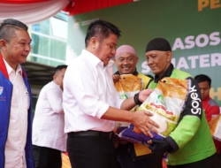 Herman Deru Bagikan 50 Ton Beras untuk Seluruh Pengemudi Ojek Online di Palembang