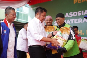 Herman Deru Bagikan 50 Ton Beras untuk Seluruh Pengemudi Ojek Online di Palembang