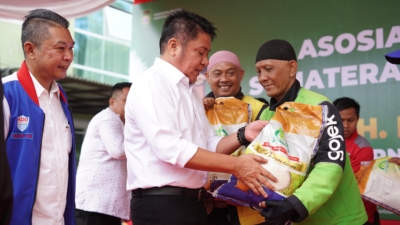 Herman Deru Bagikan 50 Ton Beras untuk Seluruh Pengemudi Ojek Online di Palembang