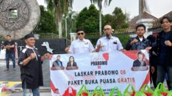 DPD Laskar Prabowo 08 Bangka Belitung Bagikan Paket Buka Puasa Gratis di Hari ke-14 Ramadan 1447 H